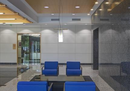 HF4 6031 University Boulevard lobby 9